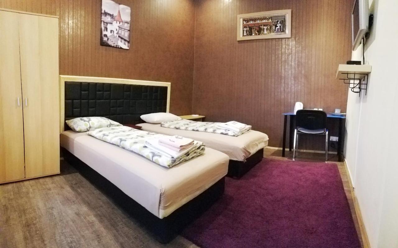Chambre Lits Jumeaux avec Salle de Bains Commune