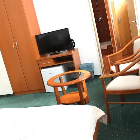 Broadway Guesthouse-2